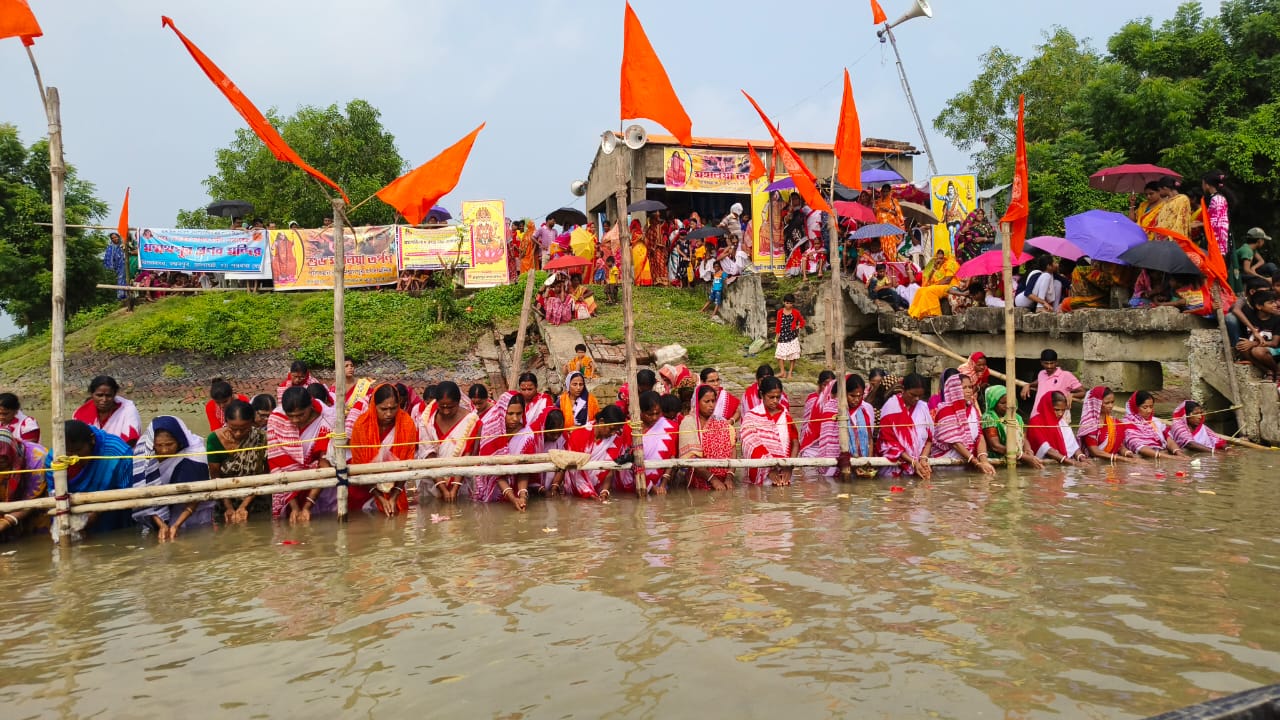 কালনাগিনী নদীতে প্রতি বছরের মতো মহিলাদের তর্পণ….।