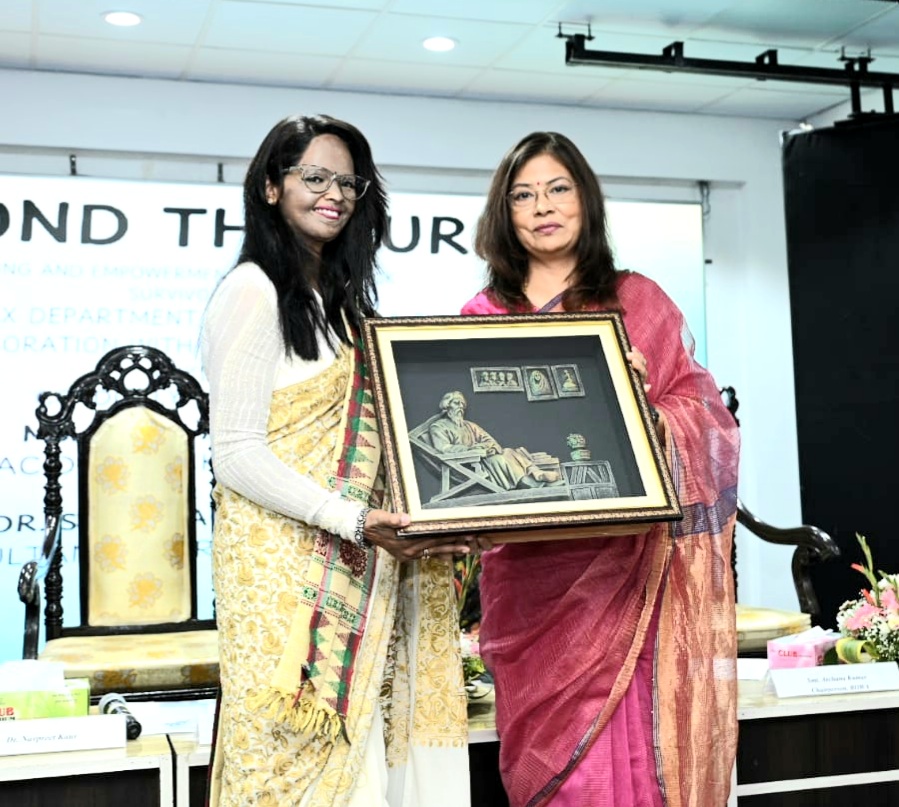 কলকাতায় আয়কর ভবনে অ্যাসিড সারভাইভার লক্ষ্মী আগরওয়াল শোনালেন কঠিন সময়েও ঘুরে দাঁড়ানোর জীবনগাথা….।